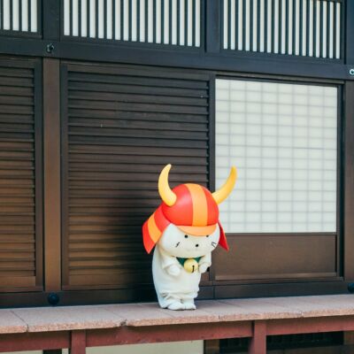 彦根城前でひこにゃんに出会った。癒し系と言われるだけあってあいさつ1つでシャッター音がとにかくすごい。謝罪会見にも見えるけど。

彦根城は改修中で入れなかったから、ある意味、ひこにゃんに出会えたのは旅の収穫。

ひこにゃん
彦根城
滋賀県ツアー
sonyα7ⅳ 
SONY70200F28GM
カメラ入門
フリーランス
税理士
独立