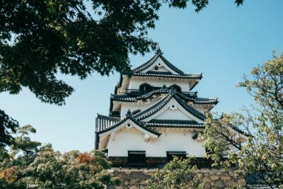 国宝の彦根城。行ってみたものの、耐震工事でまさかの天守閣に入れず。（​9/27まで）

正直なところ姫路城や松江城のほうが迫力はあります。

ただ、天守閣にたどり着くまでの道のりのキビシさは彦根城のほうが上。杖があったほうがいいほどに負荷がキツイ…。

天守閣までの登りがキツイ
彦根城
滋賀県
sonyα7ⅳ 
sony70200f28gm 
カメラ入門
フリーランス
税理士
独立